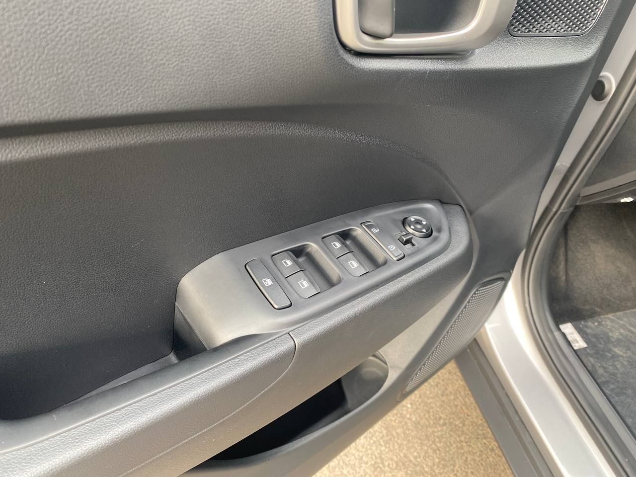 photo_5359701212535657878_y