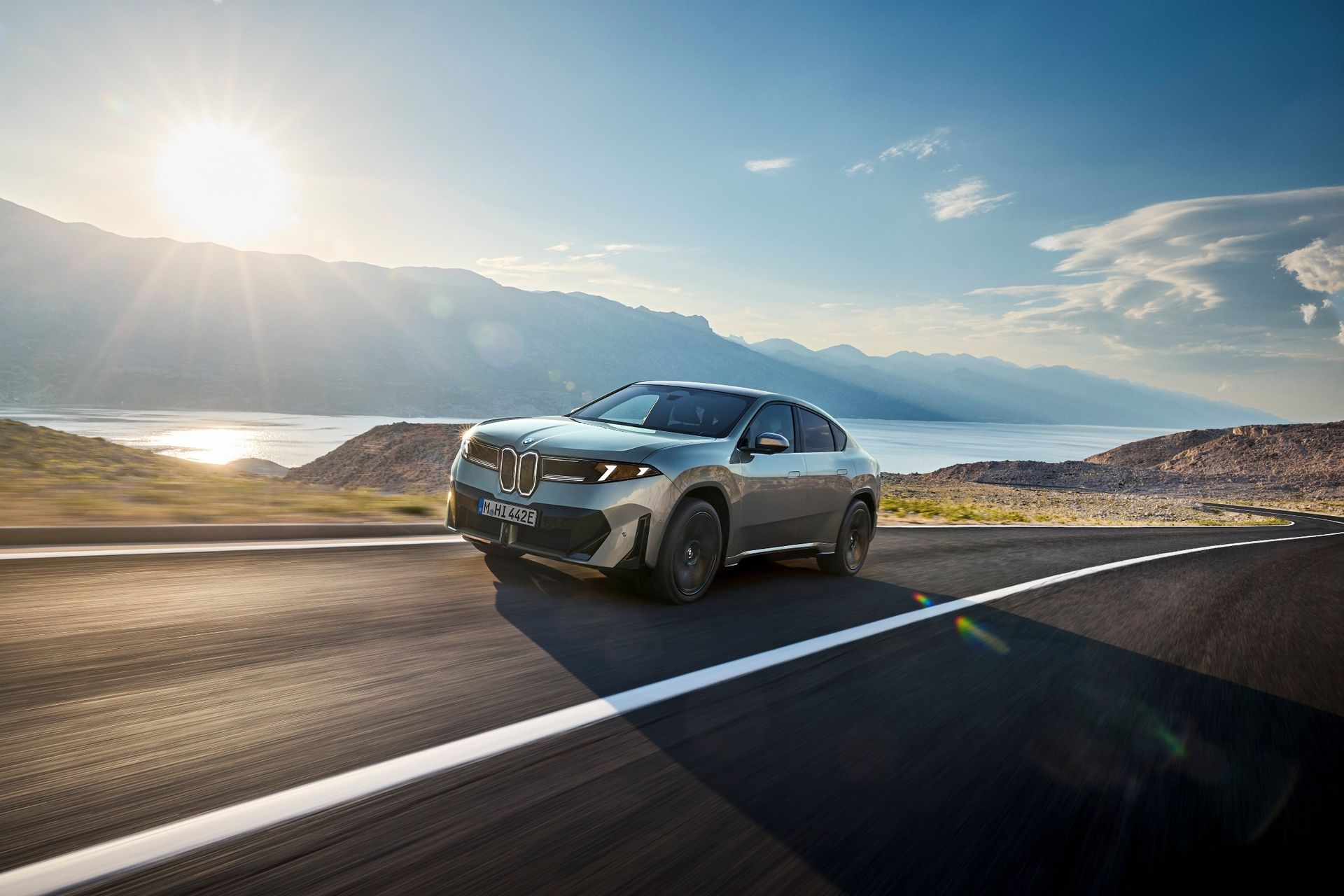 P90655740_lowRes_bmw-ix4-50-xdrive-dr