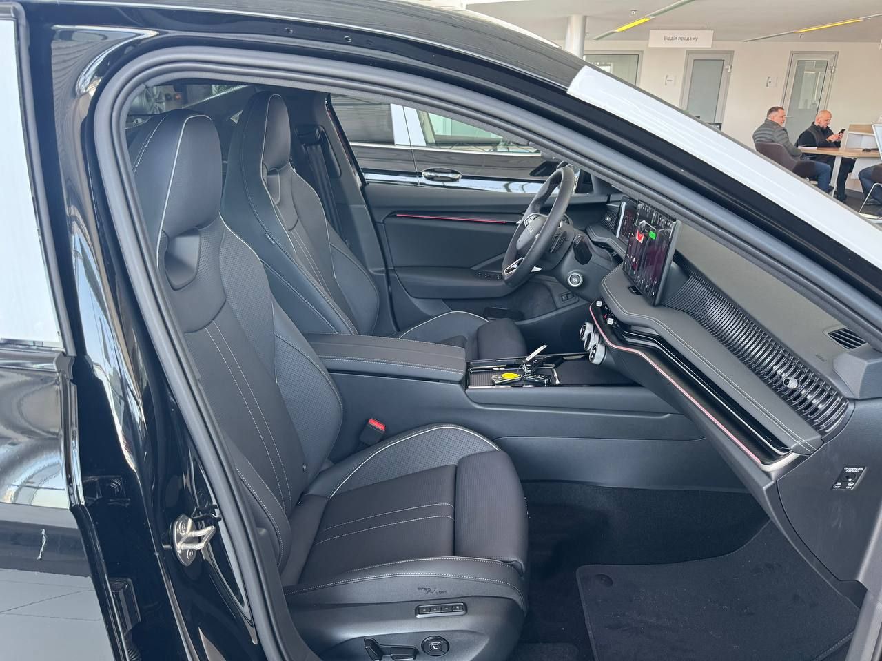 photo_5456280548687941212_y