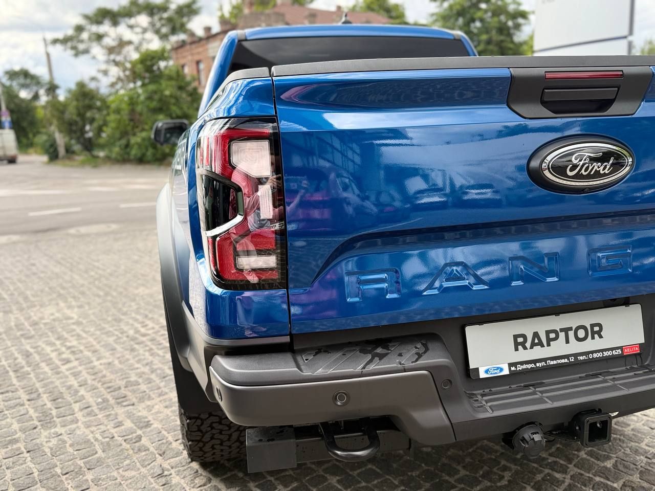 photo_5413848646916638094_y