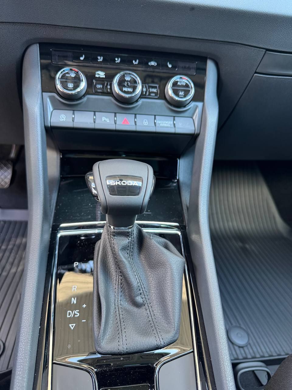 photo_5305502560662188569_y