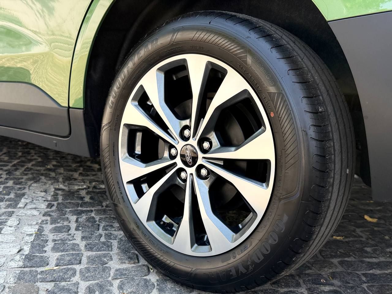 photo_5433788762732753680_y