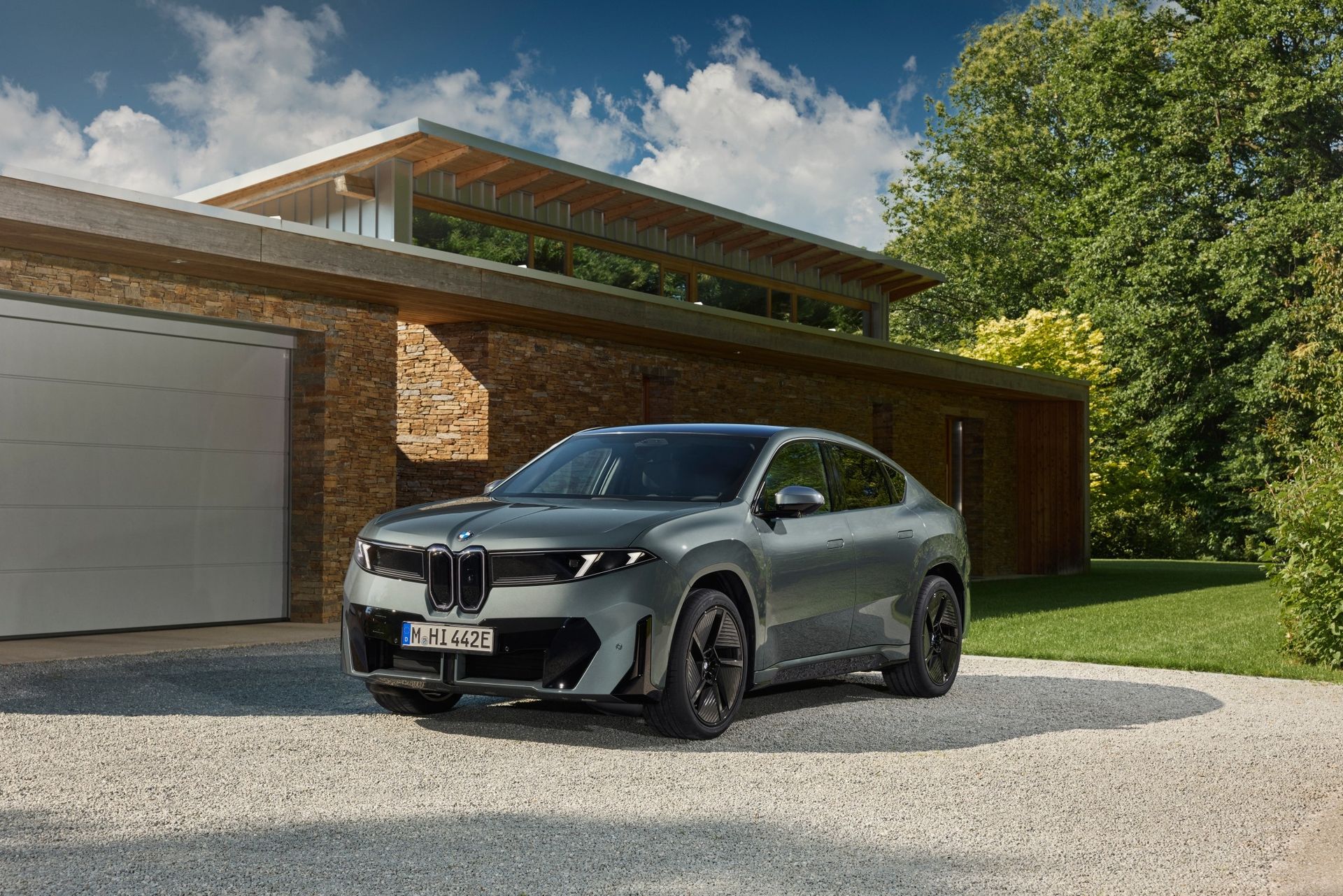 P90655784_lowRes_bmw-ix4-50-xdrive-st