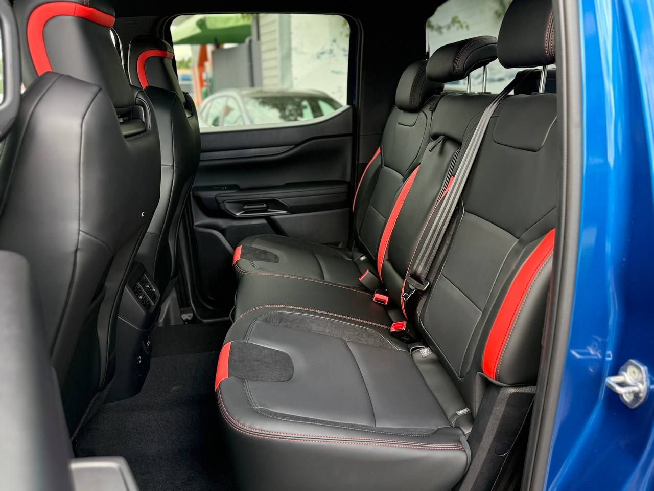 photo_5413848646916638102_y