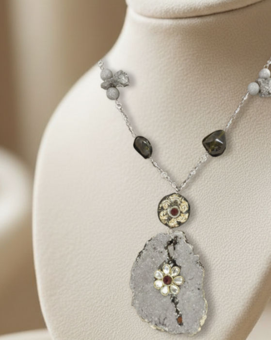 Geodes Pendant with kundan