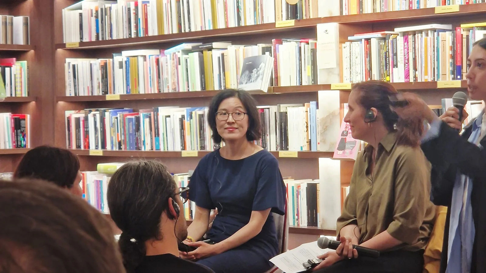 Bora Chung en la Llibreria Finestres de Barcelona durante la presentación de Tu utopía
