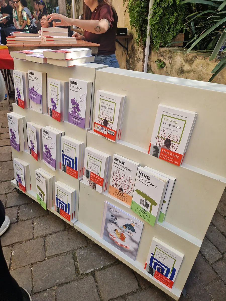 Estantería de La Central del Raval con libros de Han Kang