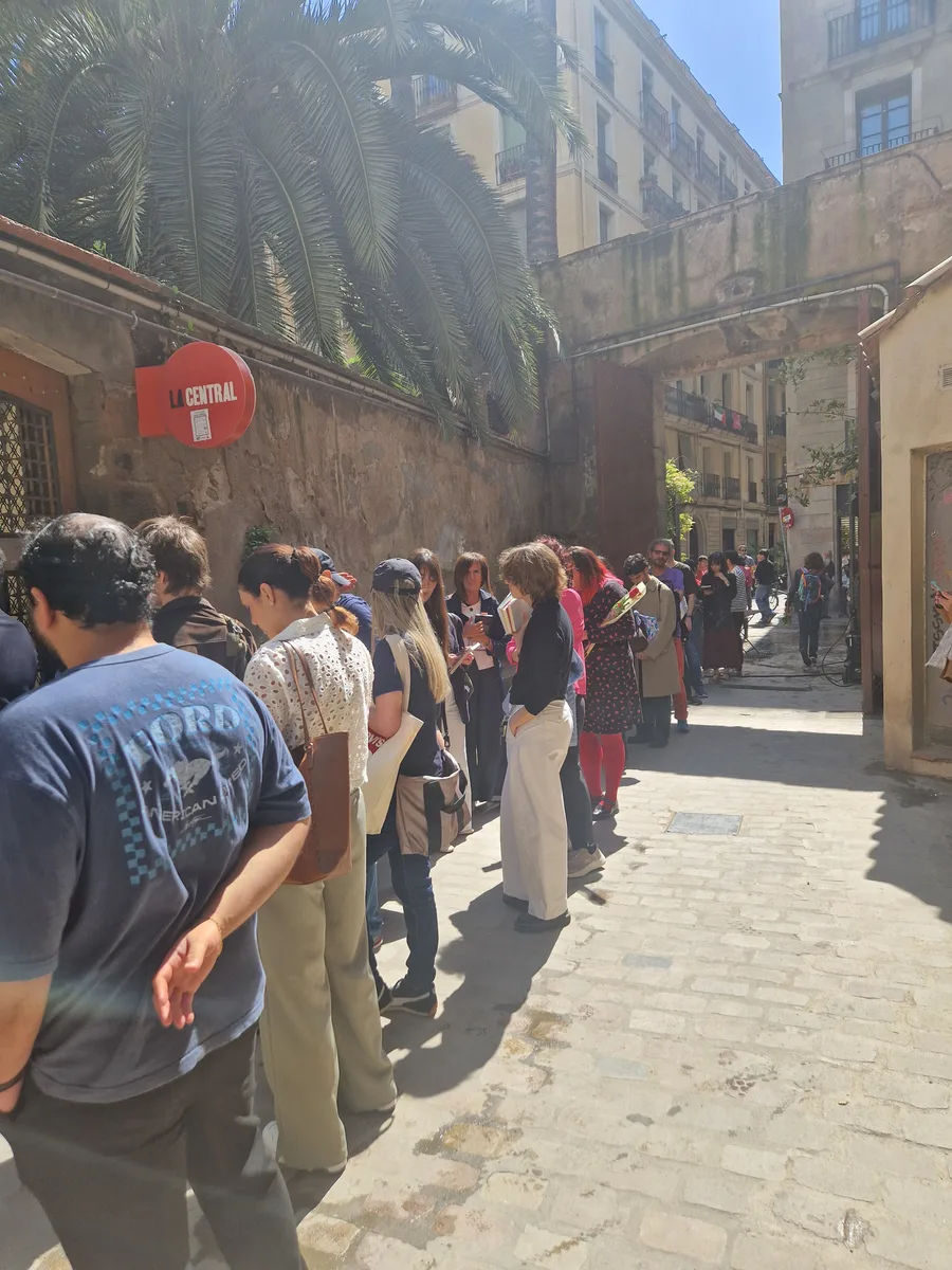 Cola de lectores para la firma de libros de Han Kang en La Central del Raval