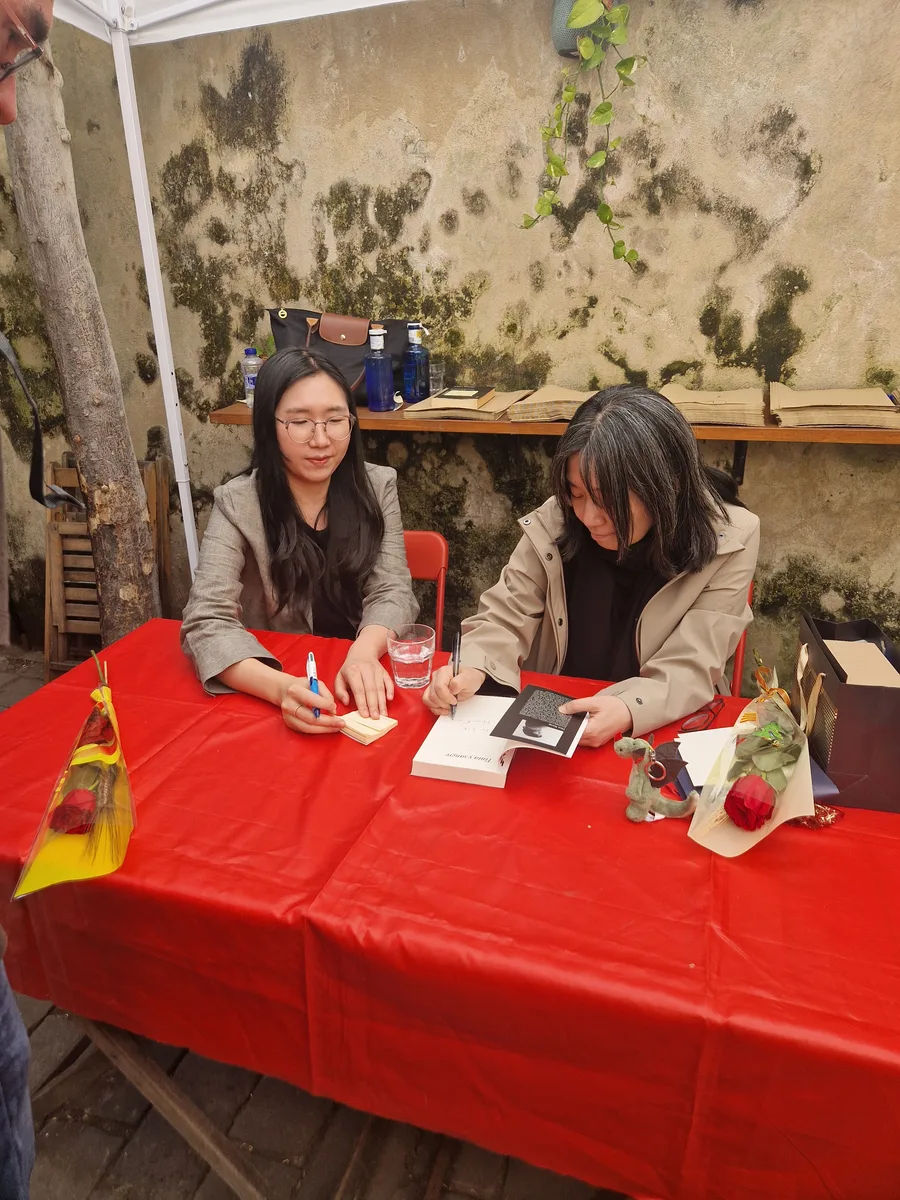 Han Kang firmando un libro durante Sant Jordi en Barcelona