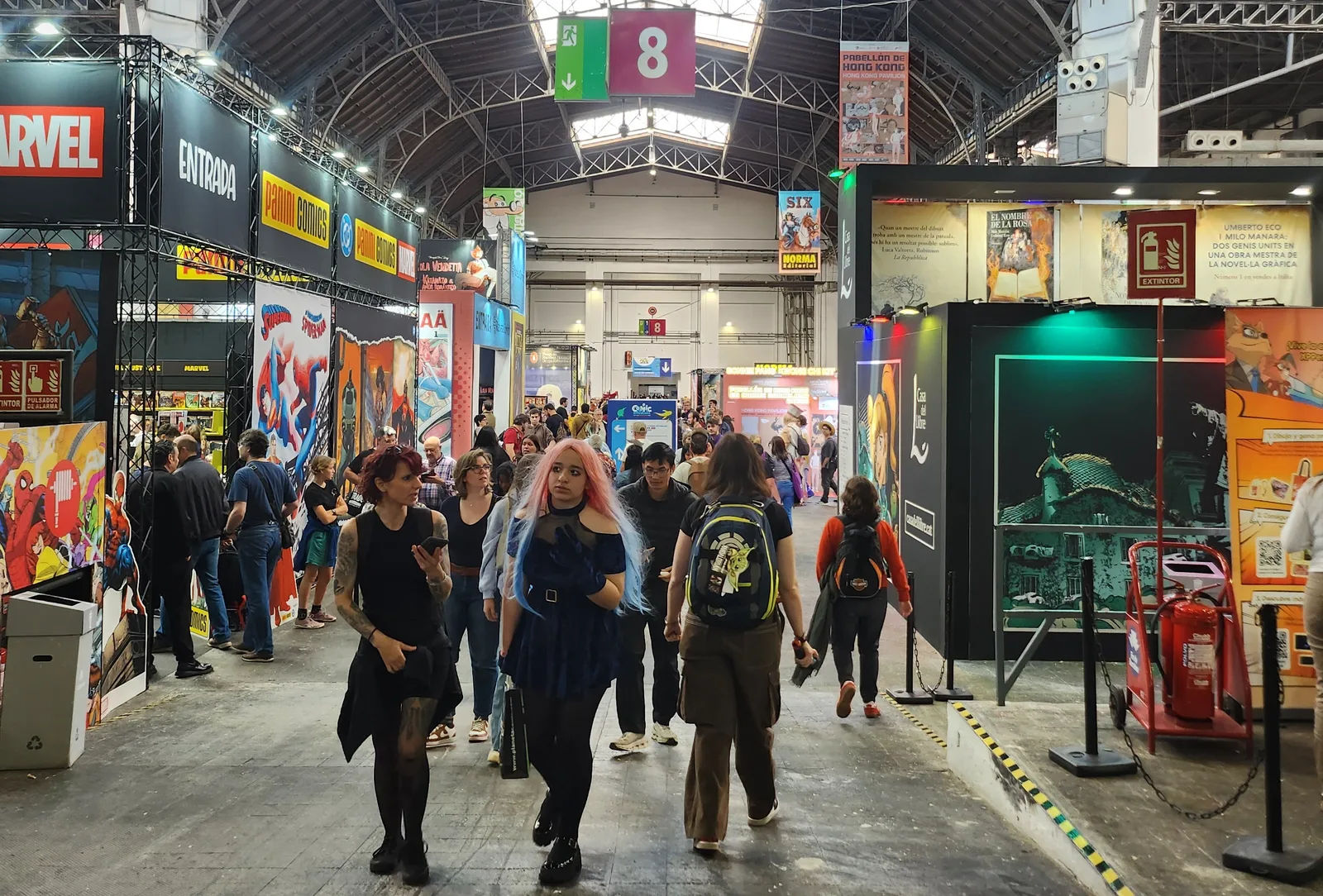 Imagen interior del pabellón 8 de la Fira de Barcelona, tiendas y cosplay presente