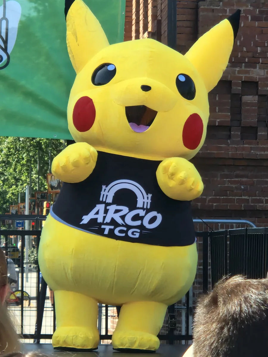 Mascota de TGC en el escenario del evento