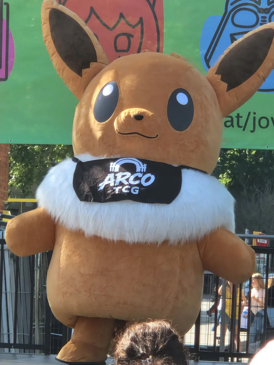Mascota de TGC en el escenario del evento
