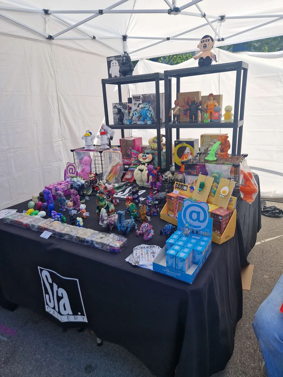Área comercial del evento artistas