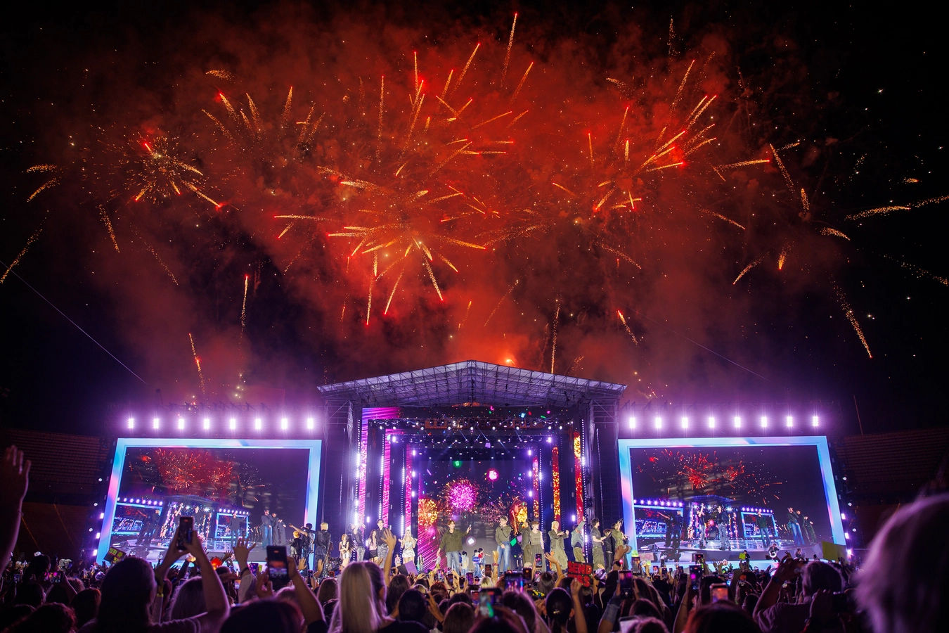 Escenario de Music Bank Barcelona, con todos los artistas en el escenario y fuegos artificiales sobre este.