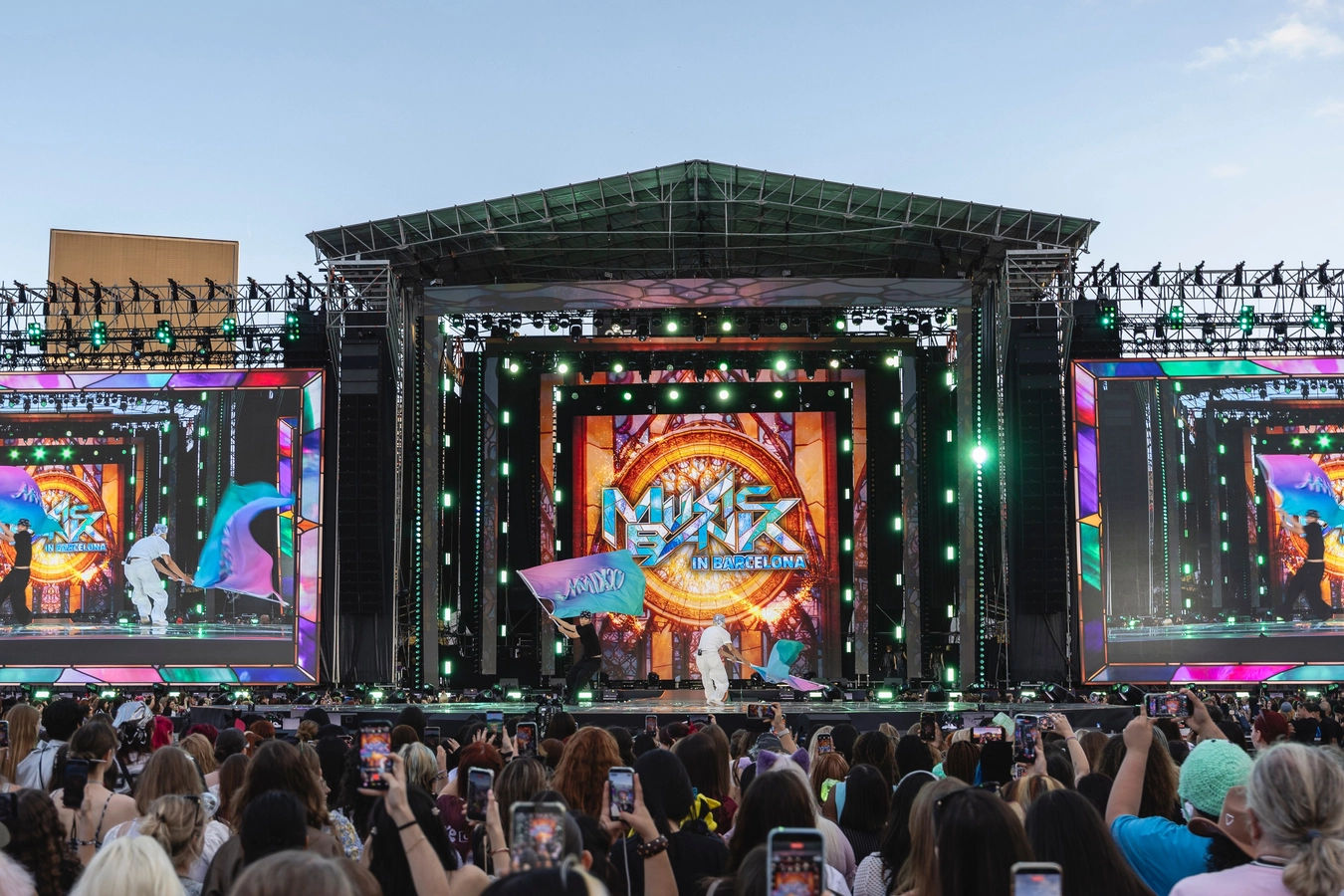 Escenario de Music Bank Barcelona, durante una actuacion, lightstick central