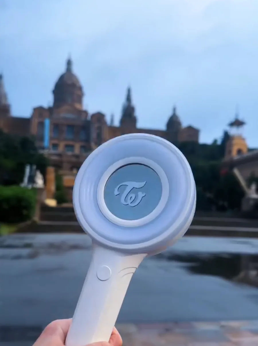 Imagen de Lightstick con el fondo del area de la Fira de Monjuic