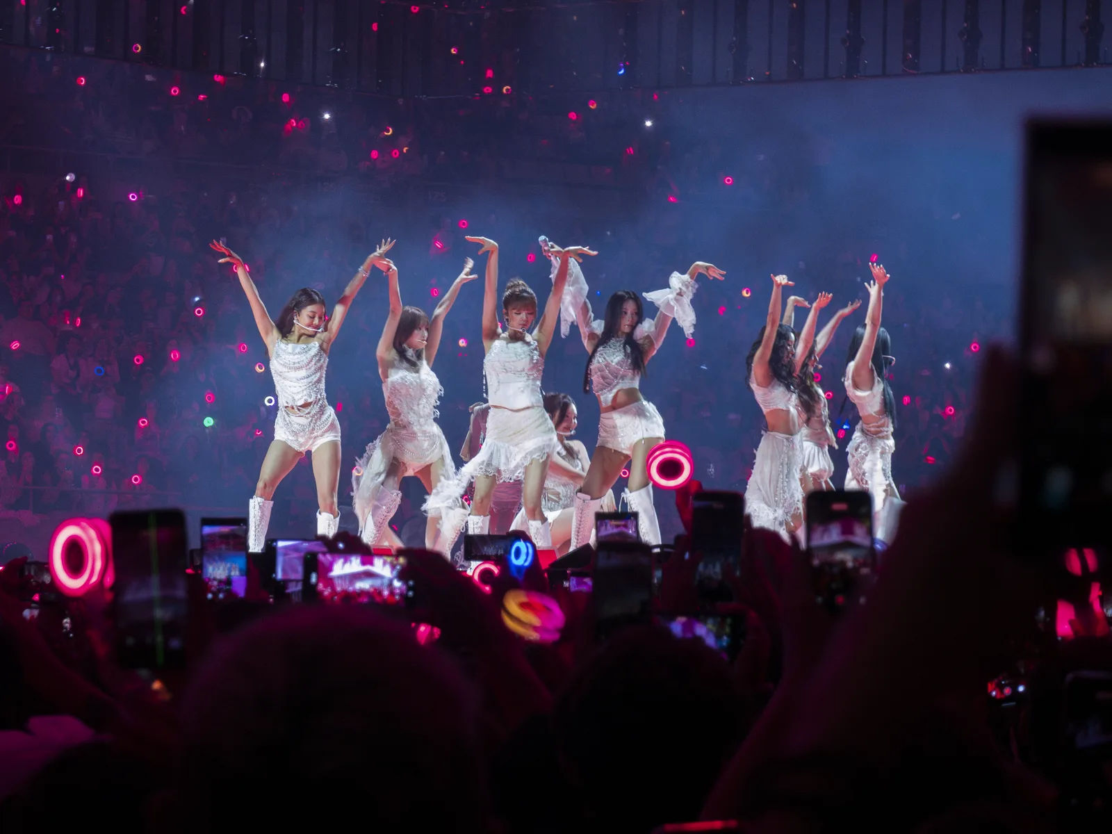 Twice en el escenario principal durante el concierto en Palau Sant Jordi 2026