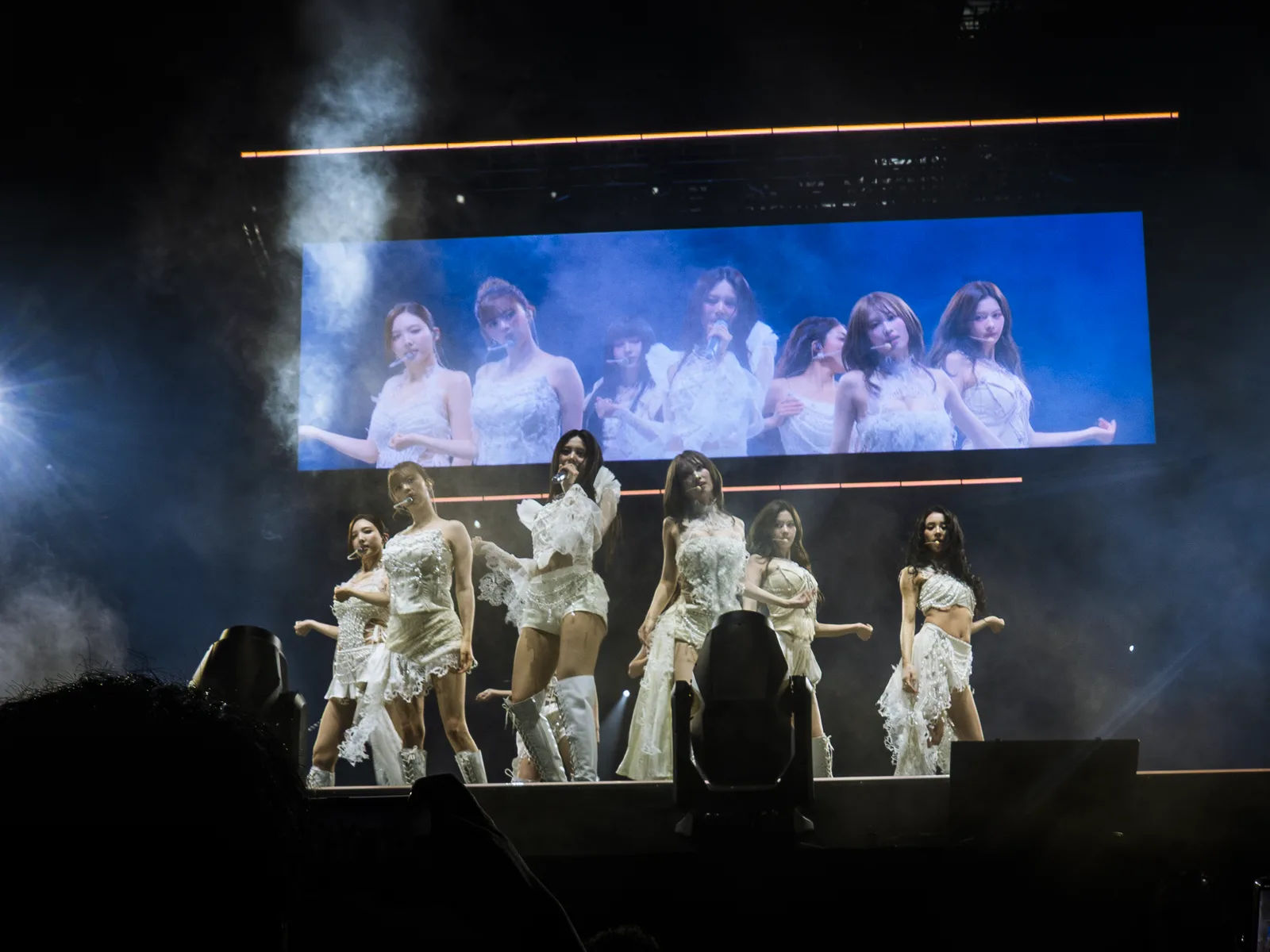 Twice en el escenario principal durante el concierto en Palau Sant Jordi 2026