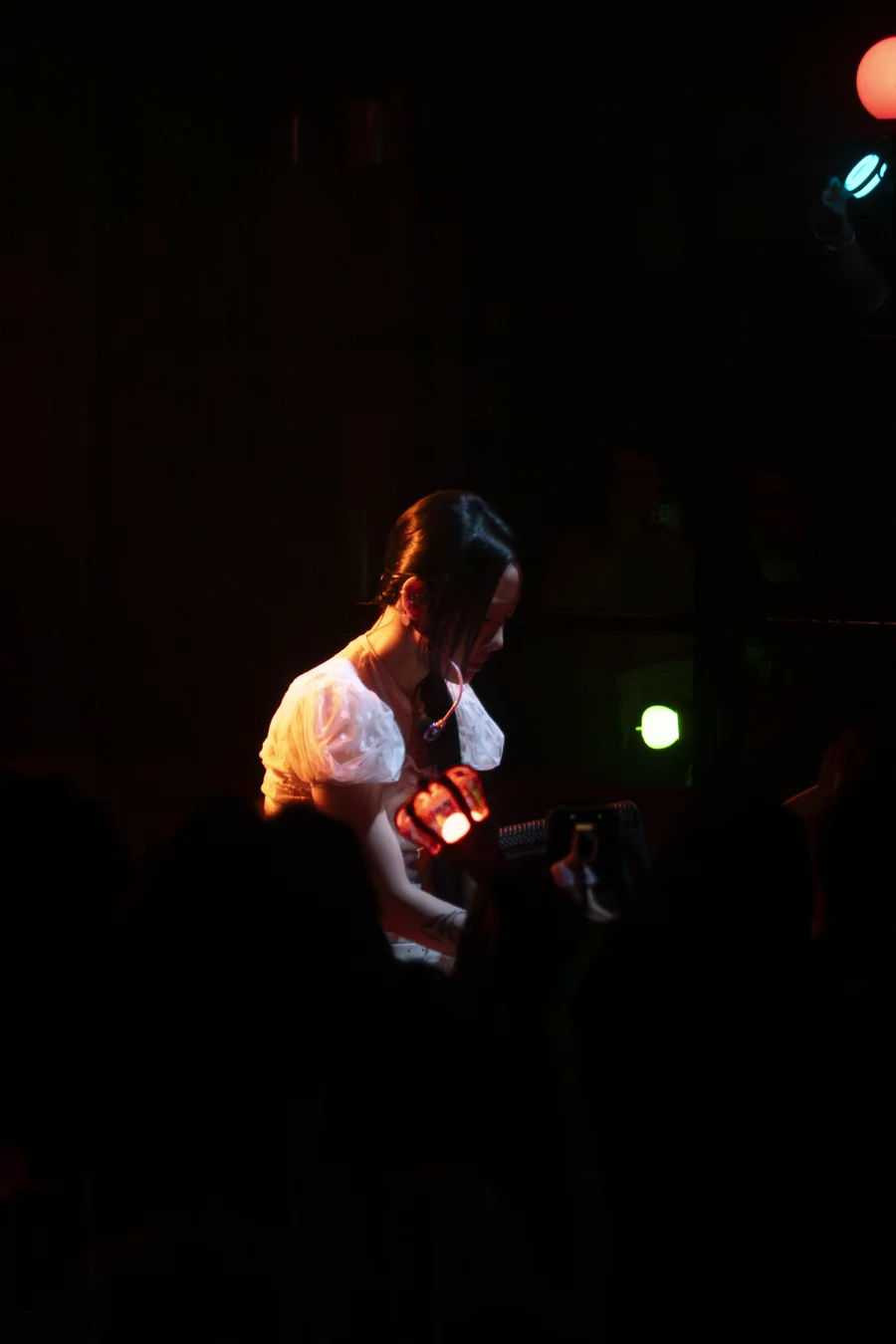 Yves durante el concierto con lightsticks de fondo