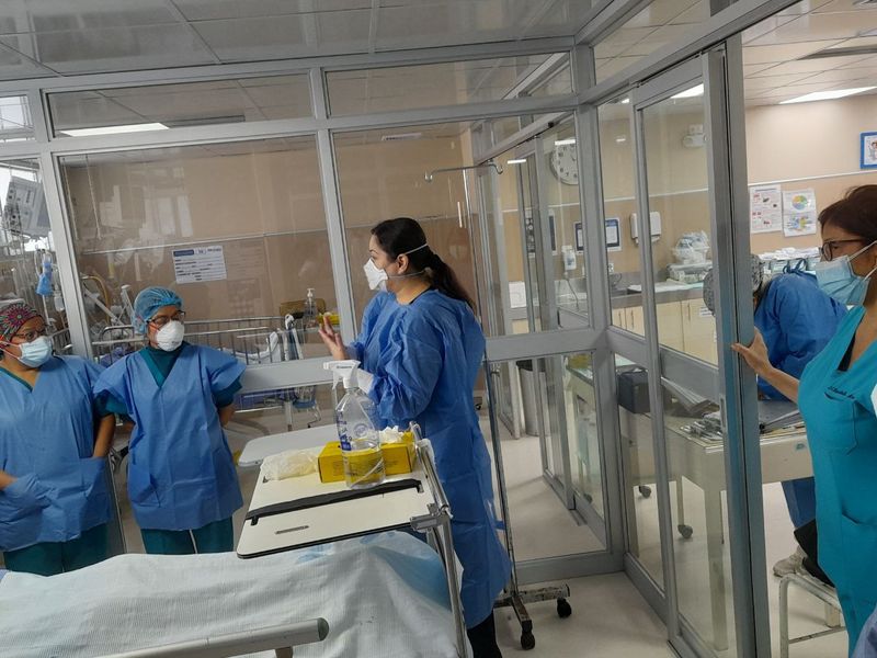 Capacitación a las licenciadas de la Unidad de Cuidados Intensivos Pediátricos del Hospital “Edgardo Rebagliati Martins”.