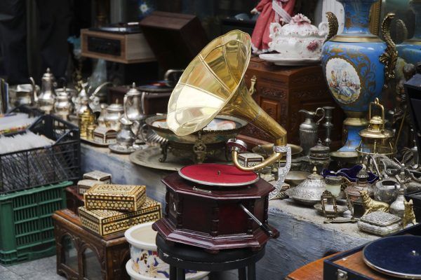 Fine-art---gramophone-on-antique-market---593316396