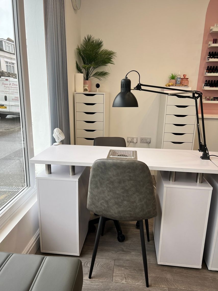 Nail Desk To Rent - in Gosport, England United Kingdom- listed on UK  Therapy Rooms.