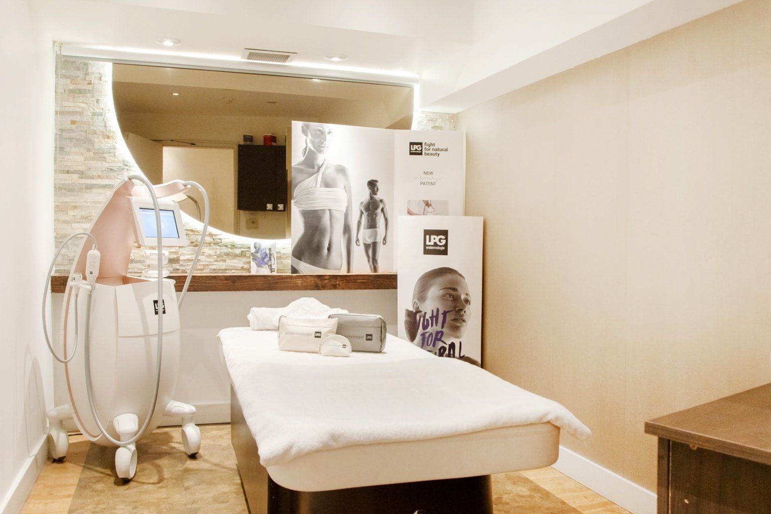 Beauty Treatment Room Available To Rent In London England United Kingdom Listed On Uk