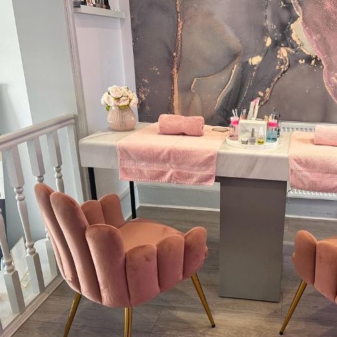 Caitlíns hairdressers - ❤️❤️❤️Nail table for rent ❤️❤️❤️ 💅BE YOUR OWN  BOSS!!!!!!💅 Work your own hours in a BUSY salon with a clientele in place  already ! Pm or call 02890 302870 | Facebook