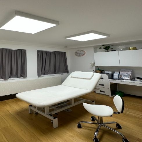 https://ik.imagekit.io/uktherapyrooms/images/pictures/profile/pimage-7986-259-photo.jpeg