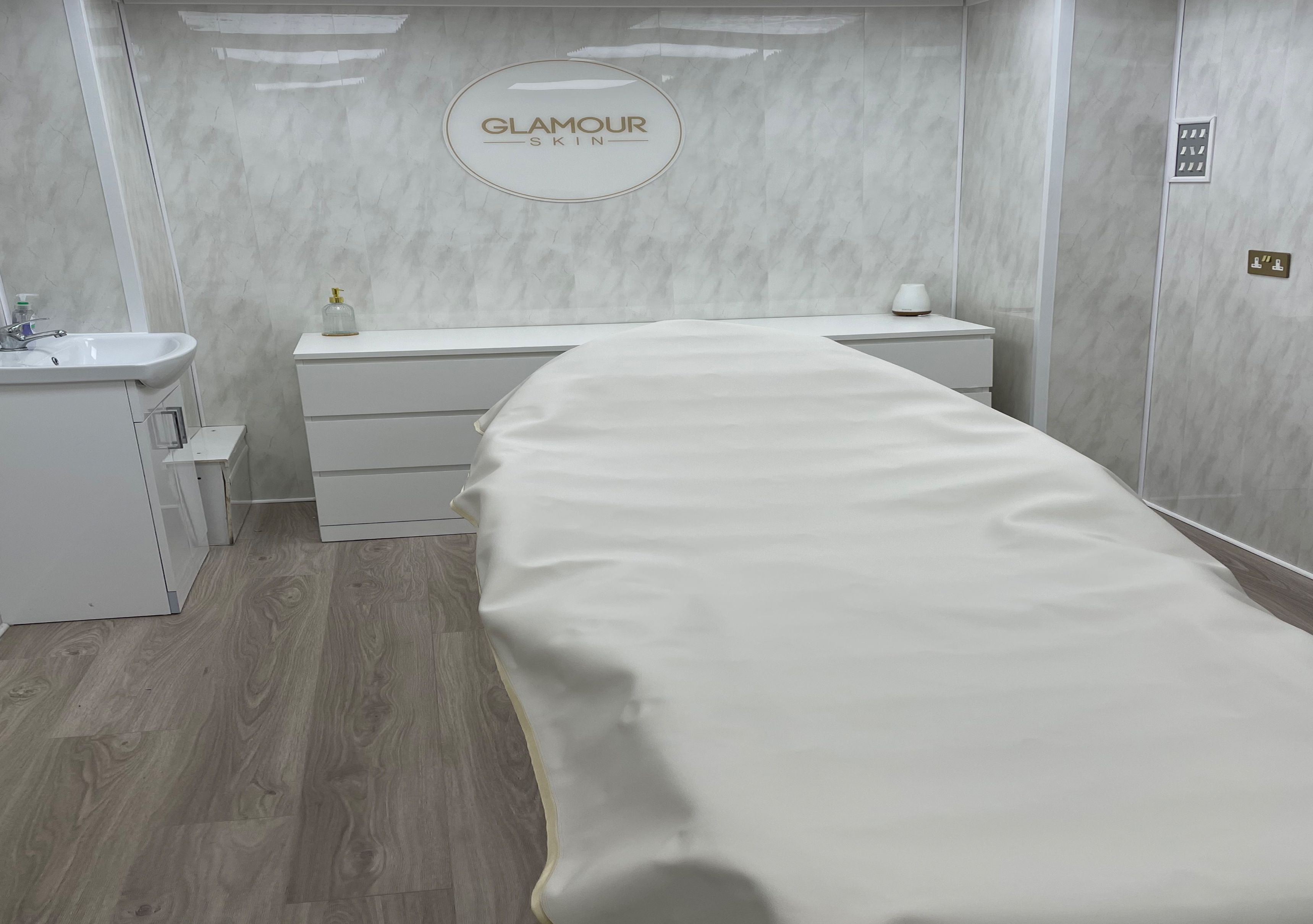 Clinic room to rent / Hairdresser chair in Oldbury, England United Kingdom listed on UK