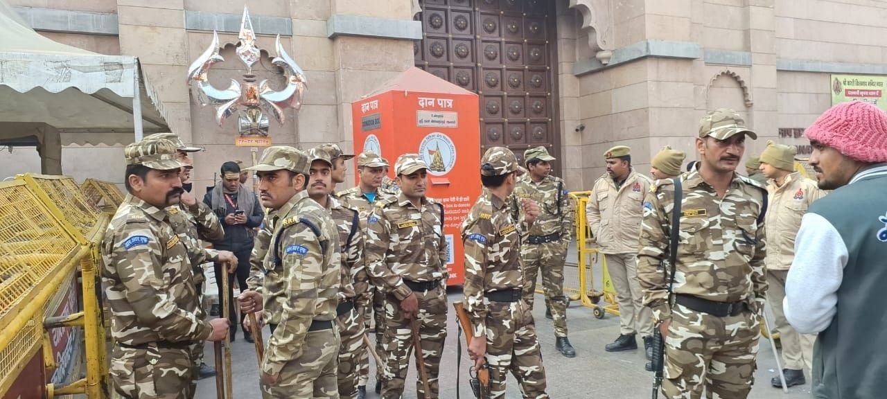 31 વર્ષ પછી જ્ઞાનવાપીના ભોંયરામાં દીવા પ્રગટાવ્યા, મોડી રાત્રે પૂજા થઈ, સાઈન બોર્ડ પર લખેલું હતું - જ્ઞાનવાપી ટેમ્પલ રોડ.