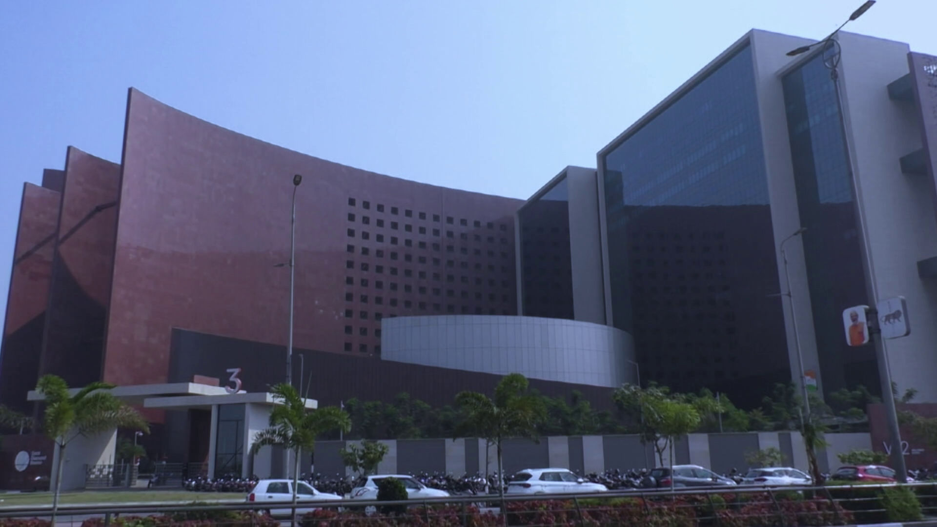 સુરત ખાતે વડાપ્રધાનશ્રી નરેન્દ્ર મોદી દ્વારા "સુરત ડાયમંડ બુર્સ" કરાયું લોકાર્પણ 3 vlcsnap 2023 12 27 17h31m24s375