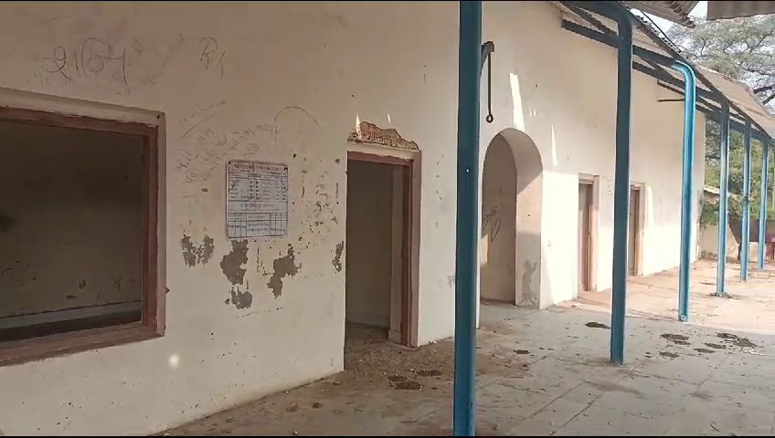 વડોદરા કઠાણા ટ્રેન બંધ કરી દેવામાં,બોરસદ રેલ્વે સ્ટેશન ખંડેર હાલતમાં 2 vlcsnap 2023 12 29 17h43m31s584