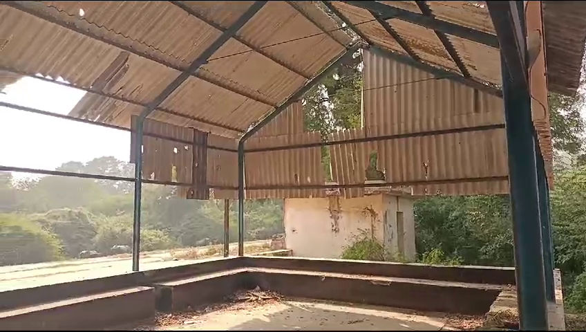 વડોદરા કઠાણા ટ્રેન બંધ કરી દેવામાં,બોરસદ રેલ્વે સ્ટેશન ખંડેર હાલતમાં 3 vlcsnap 2023 12 29 17h43m43s701