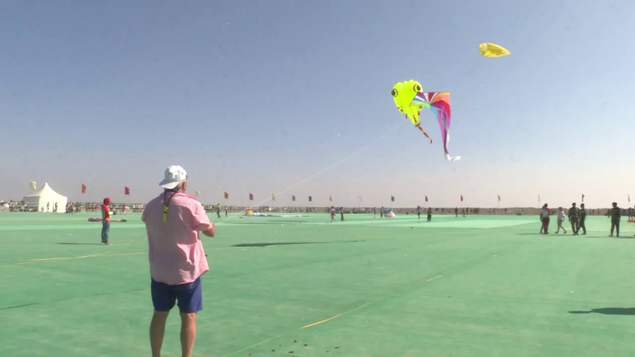 નડાબેટ ખાતે આંતરરાષ્ટ્રીય પતંગ મહોત્સવની ઉજવણી 2 vlcsnap 2024 01 13 14h57m41s226