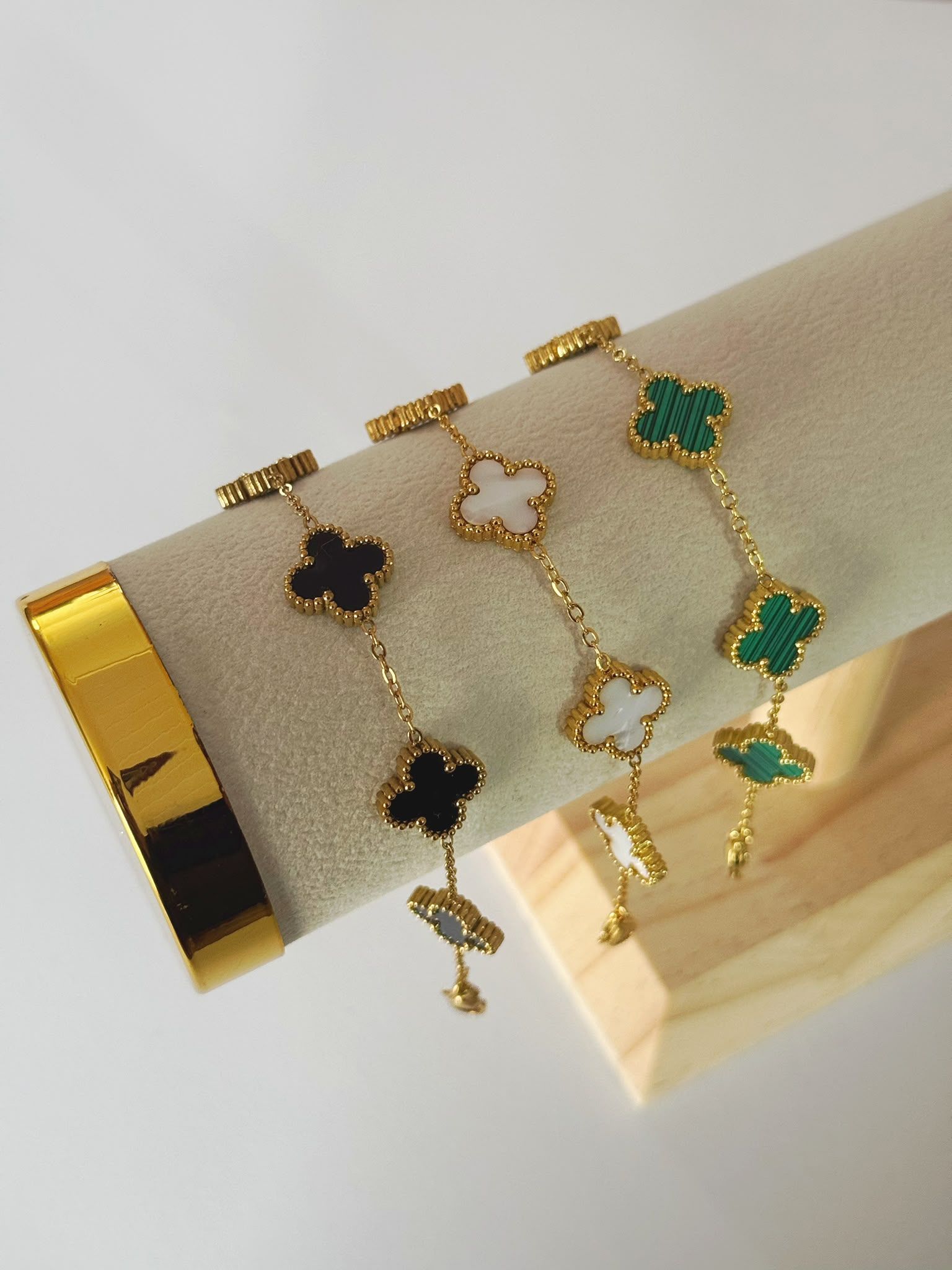 pulsera trebol dorada - Vista alternativa