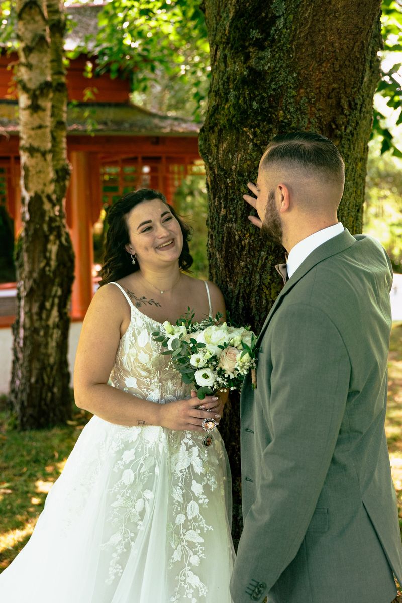 Mariages — Sous les arbres, bouquet à la main