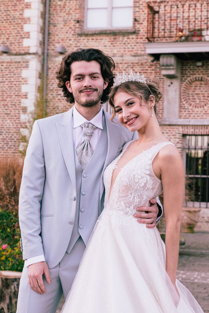 Mariages — Les mariés devant la façade