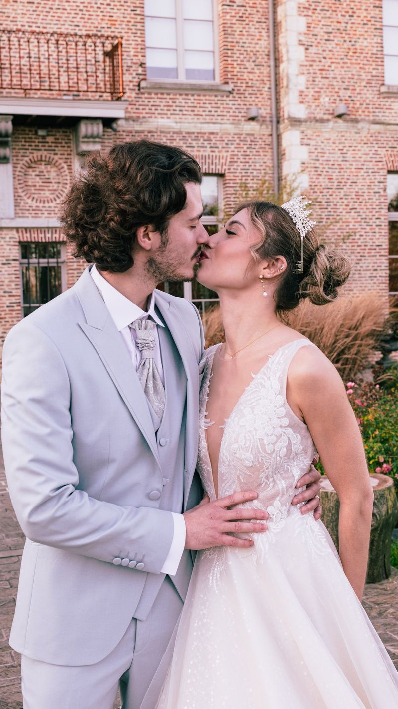 Mariages — Un baiser devant la bâtisse