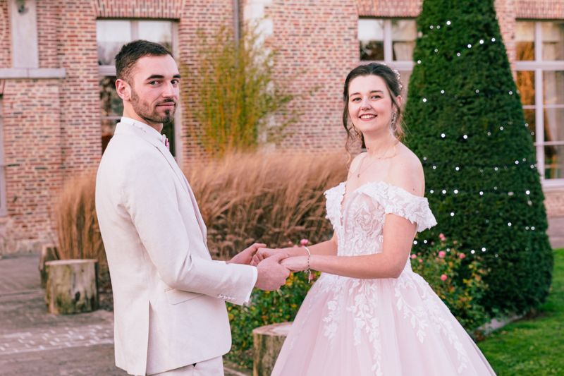 Mariages — Face à face dans les jardins