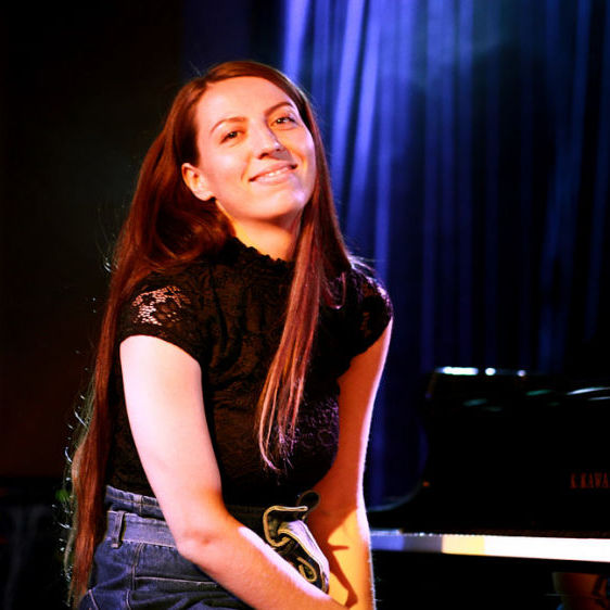 Octubre-23 / Jazzon Aretoa / Julia Perminova