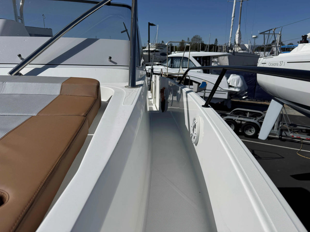 New 2023 Beneteau Powerboat 29ft - The Boat Yard - Marina Del Rey, Marina del Rey CA 10