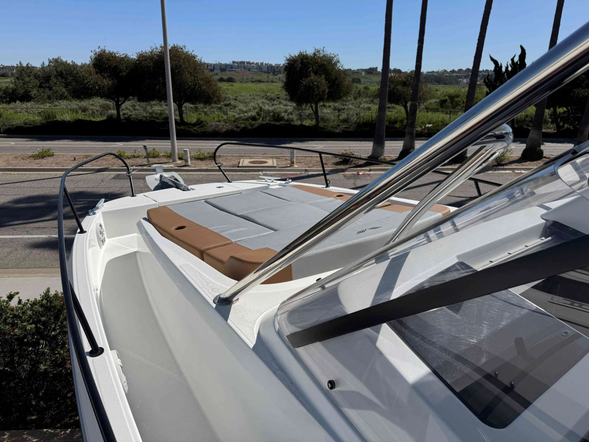New 2023 Beneteau Powerboat 29ft - The Boat Yard - Marina Del Rey, Marina del Rey CA 11