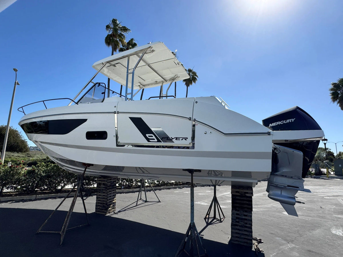 New 2023 Beneteau Powerboat 29ft - The Boat Yard - Marina Del Rey, Marina del Rey CA 2