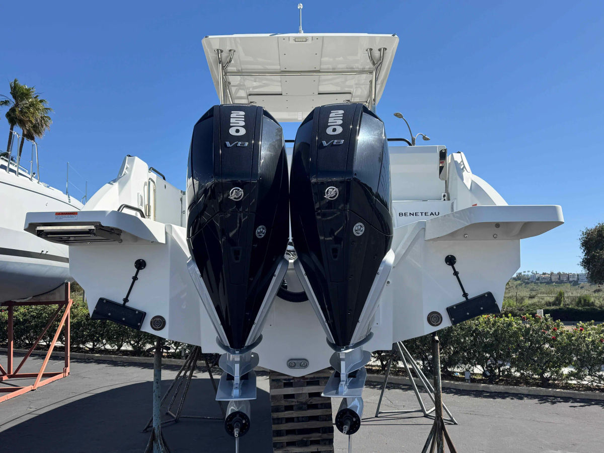 New 2023 Beneteau Powerboat 29ft - The Boat Yard - Marina Del Rey, Marina del Rey CA 4
