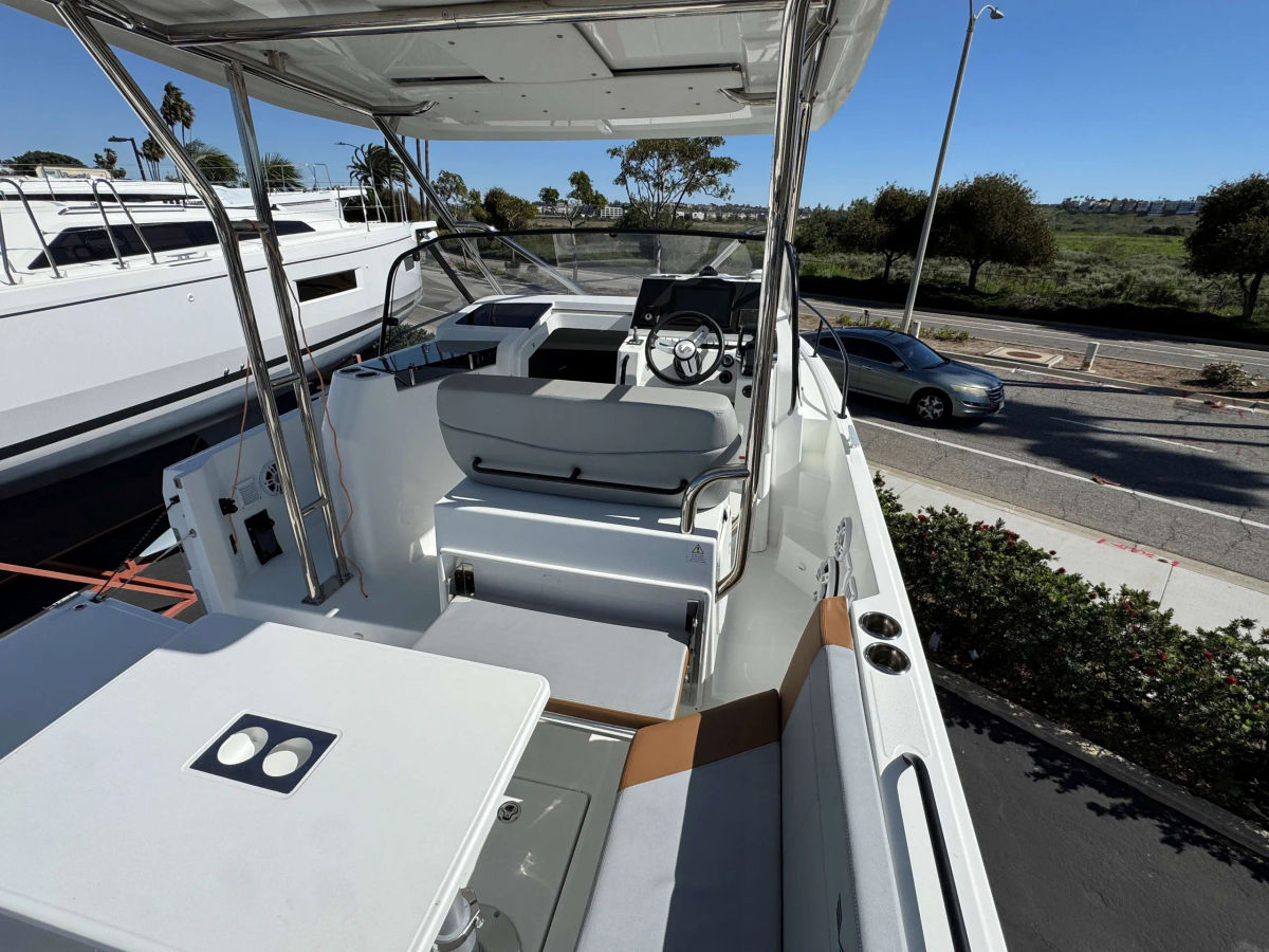 New 2023 Beneteau Powerboat 29ft - The Boat Yard - Marina Del Rey, Marina del Rey CA 7