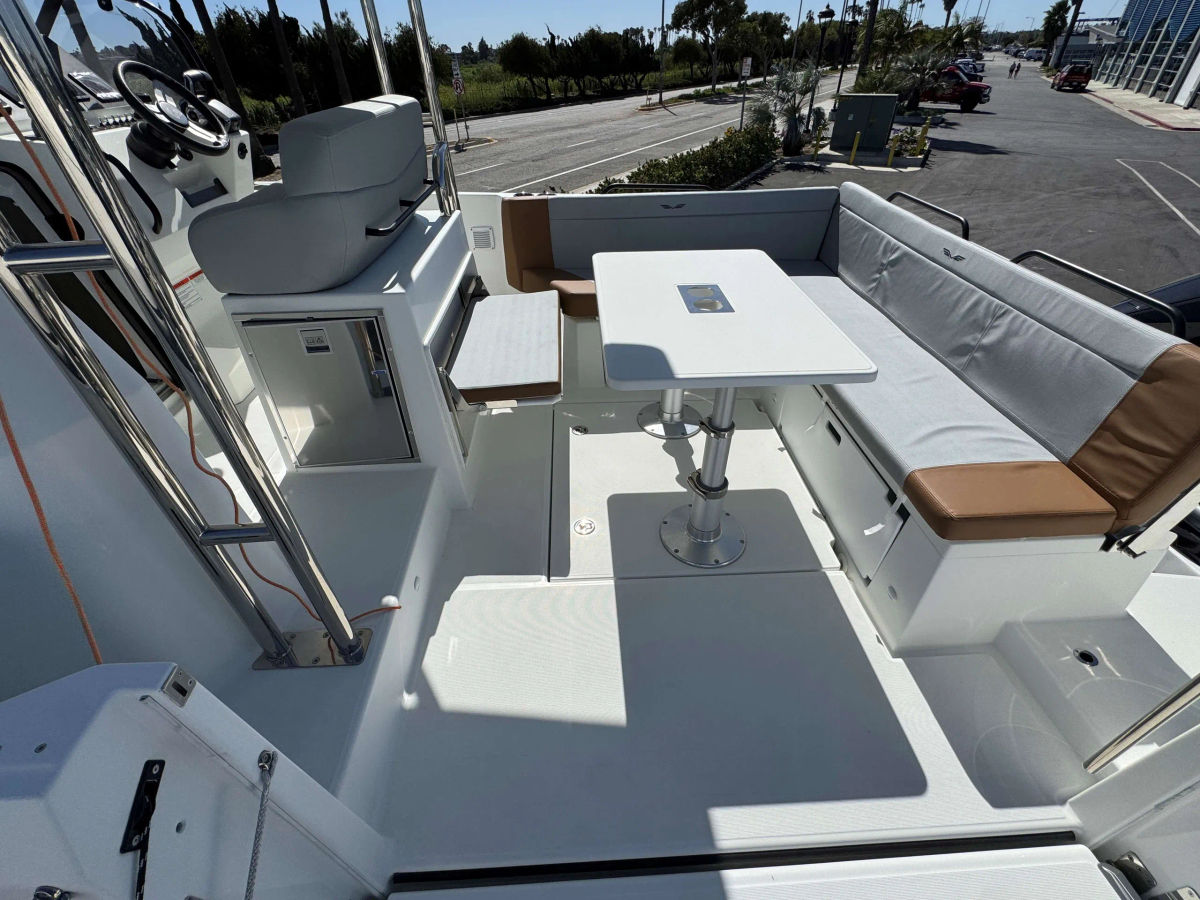 New 2023 Beneteau Powerboat 29ft - The Boat Yard - Marina Del Rey, Marina del Rey CA 8
