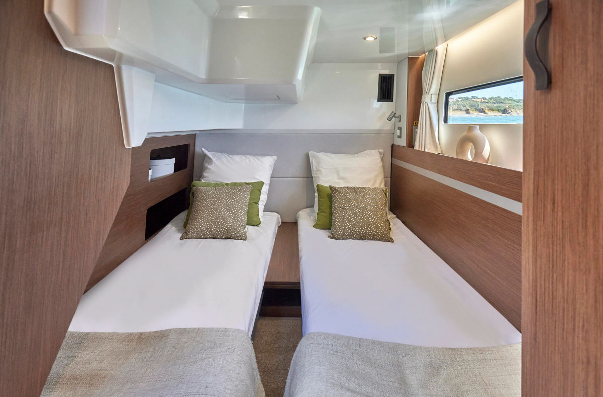 ANTARES 12 FLY IMAGE INT CABIN