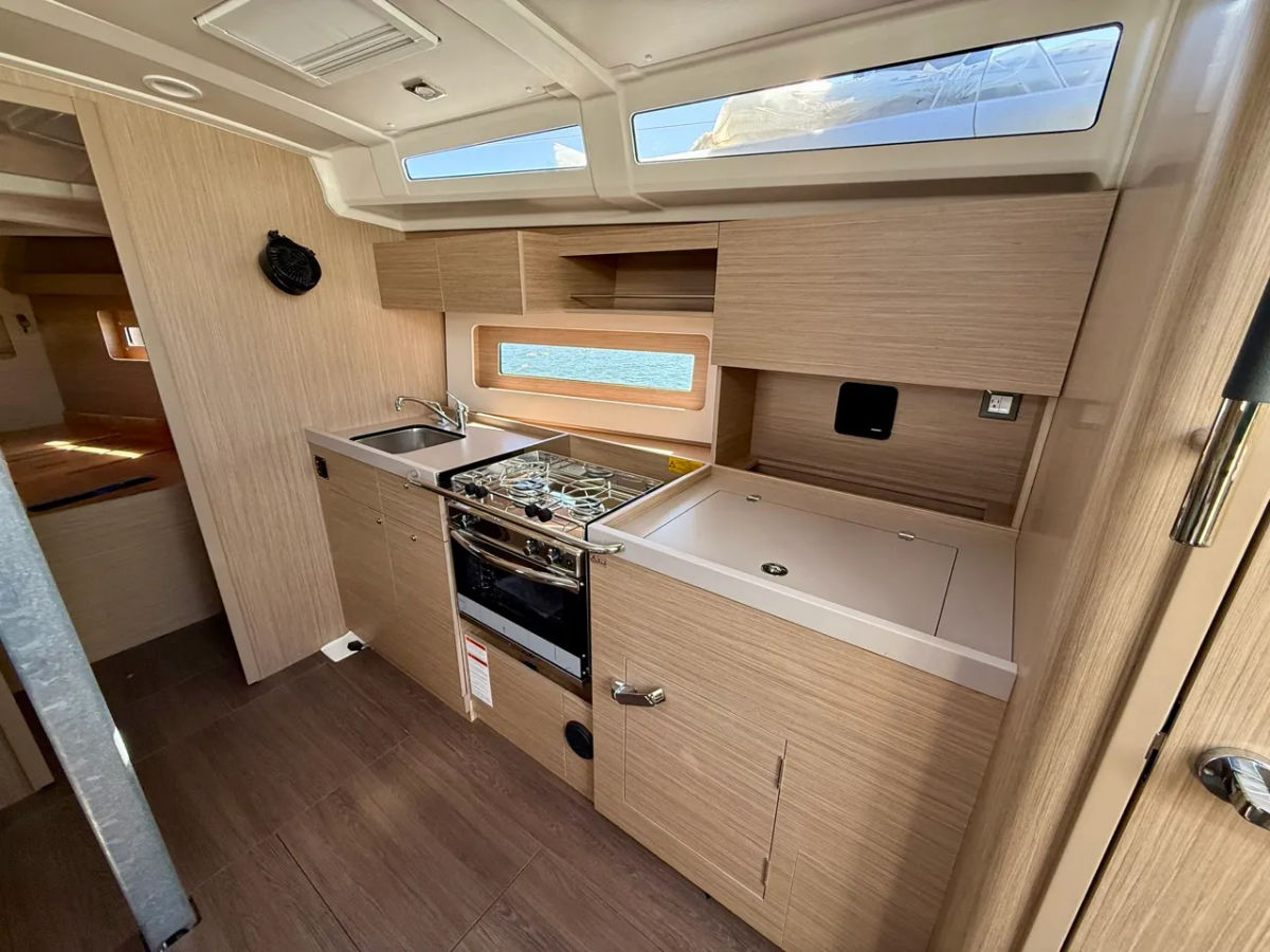 New 2025 Beneteau Monohull 37ft - KKMI Boat Yard, Richmond CA OC37.1 9