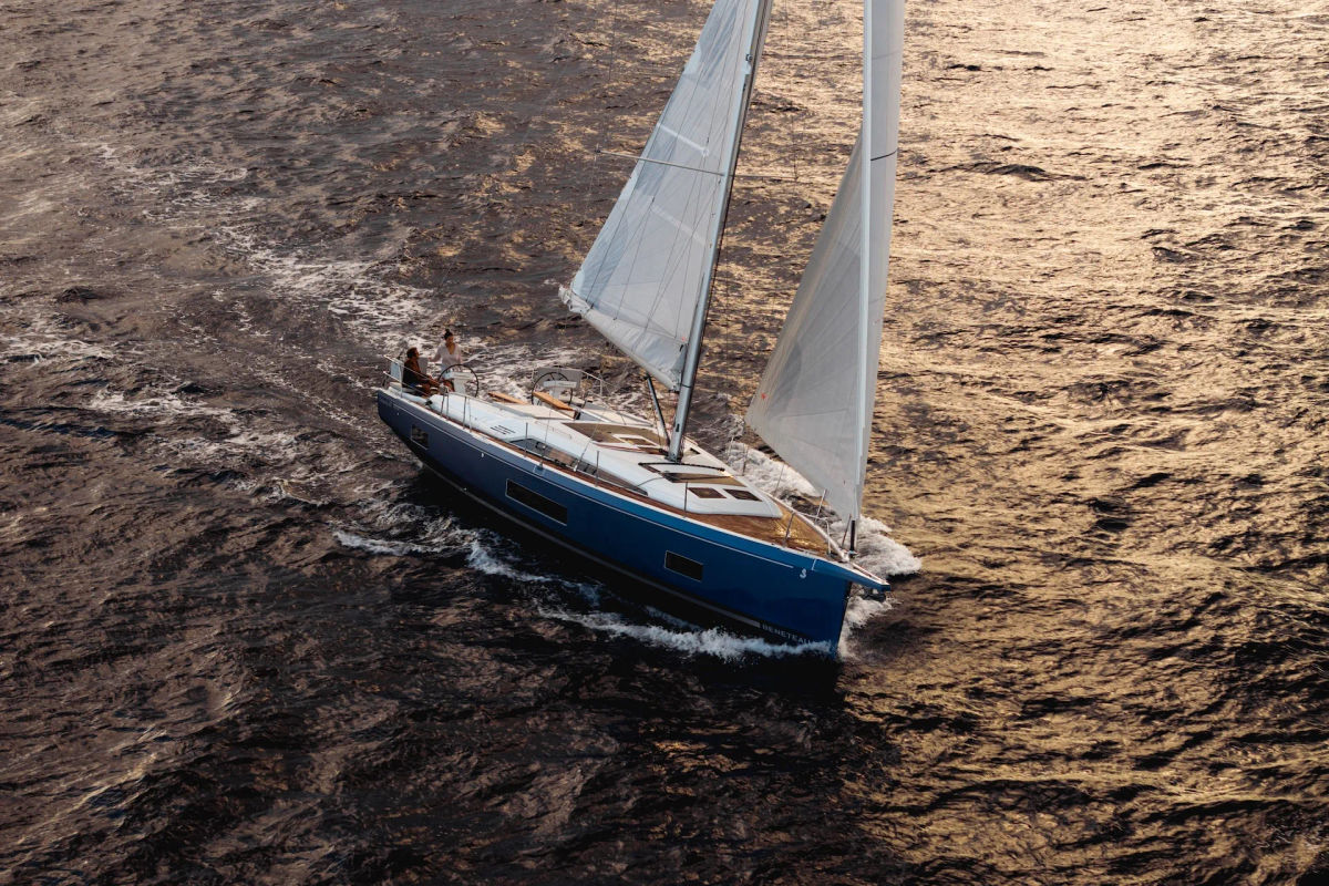 OCEANIS 47 IMAGE EXTERIOR SARDINIA (8)